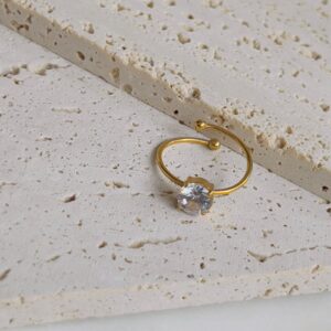 Crystal gold ring with brilliant-cut stone